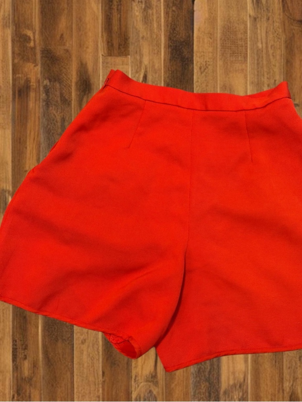 Aritzia Wilfred Red High Waisted Pleated Shorts Size 00 - Picture 2 of 6